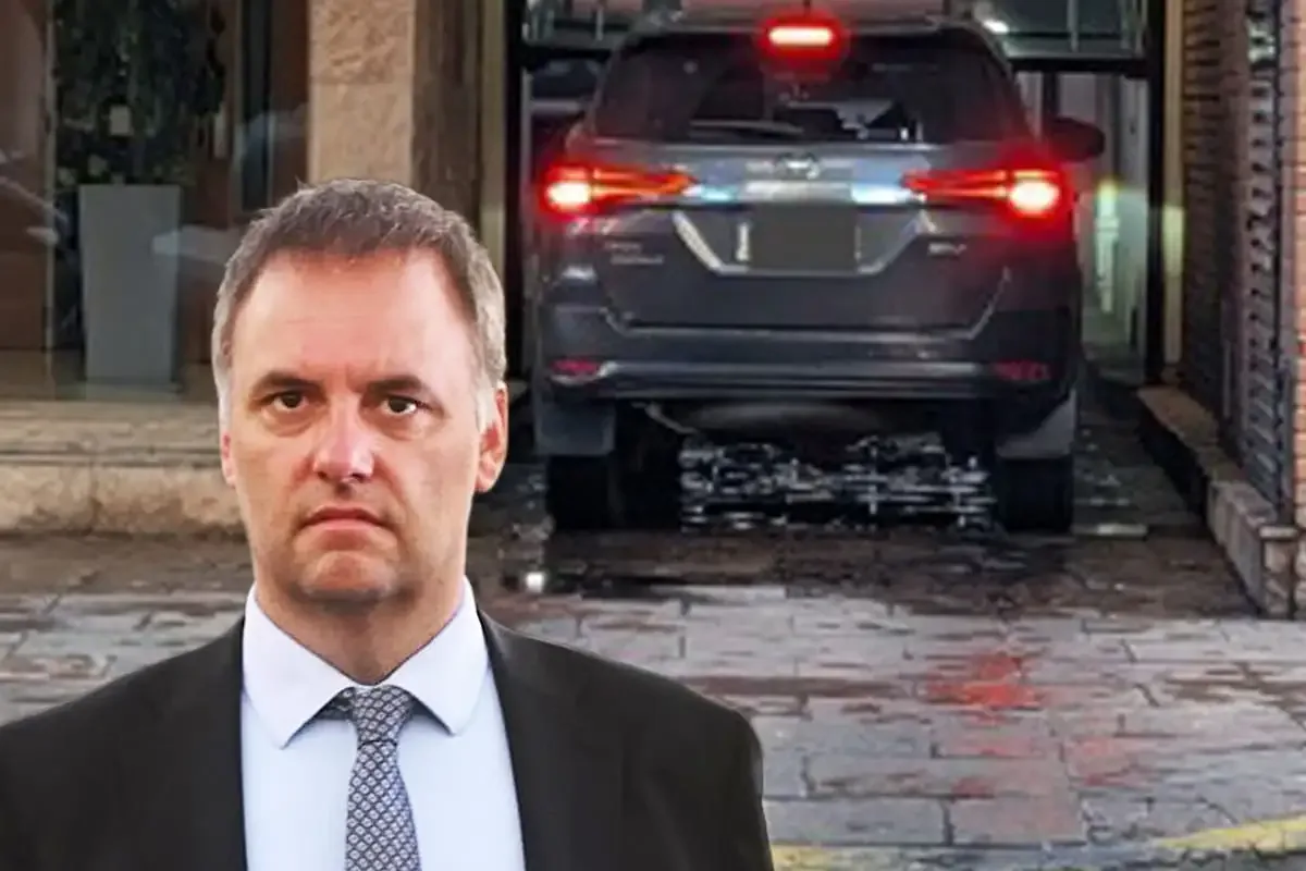 Adorni mantiene la custodia, se mueve en un auto oficial y prepara su descargo por la evolución de su patrimonio