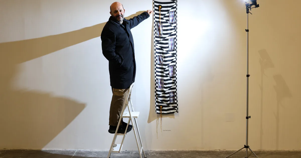 Marcelo Pombo transforma trapos de cocina y bolsas de residuos en arte en una muestra porteña