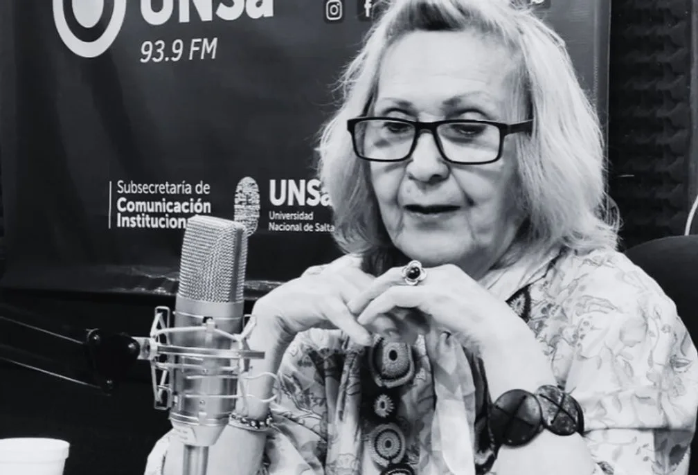 Mary Gervino frente al micrófono en un estudio de Radio Universidad Nacional de Salta
