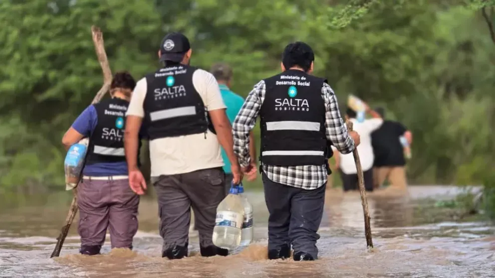 crecida del bermejo familias se niegan a evacuar para no abandonar a sus animales