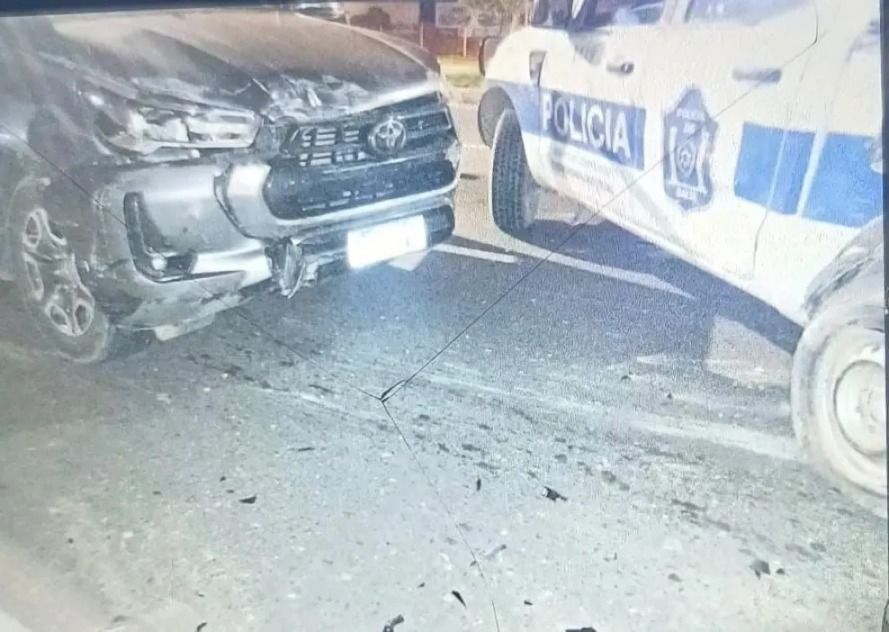 av paraguay borracho quiso escapar de un control y se estrello contra un movil policial