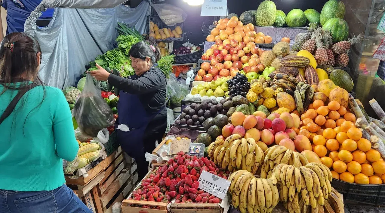 puestos con acento global los vendedores del mercado san miguel aprenden ingles para recibir turistas