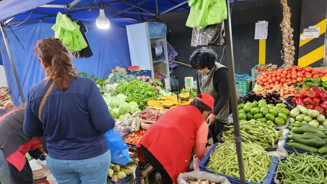 la crisis se siente en el mercado san miguel mas pedidos de comida y compras al dia