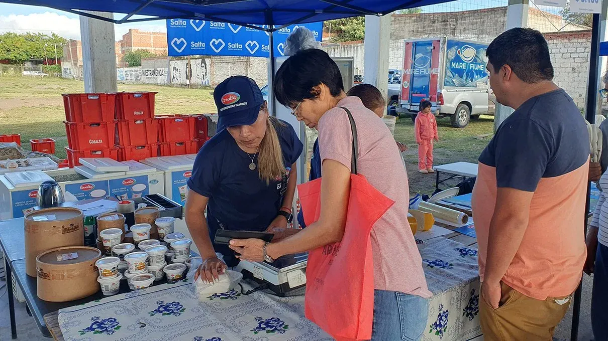 el mercado barrial se instala en miguel ortiz con precios rebajados y servicios municipales
