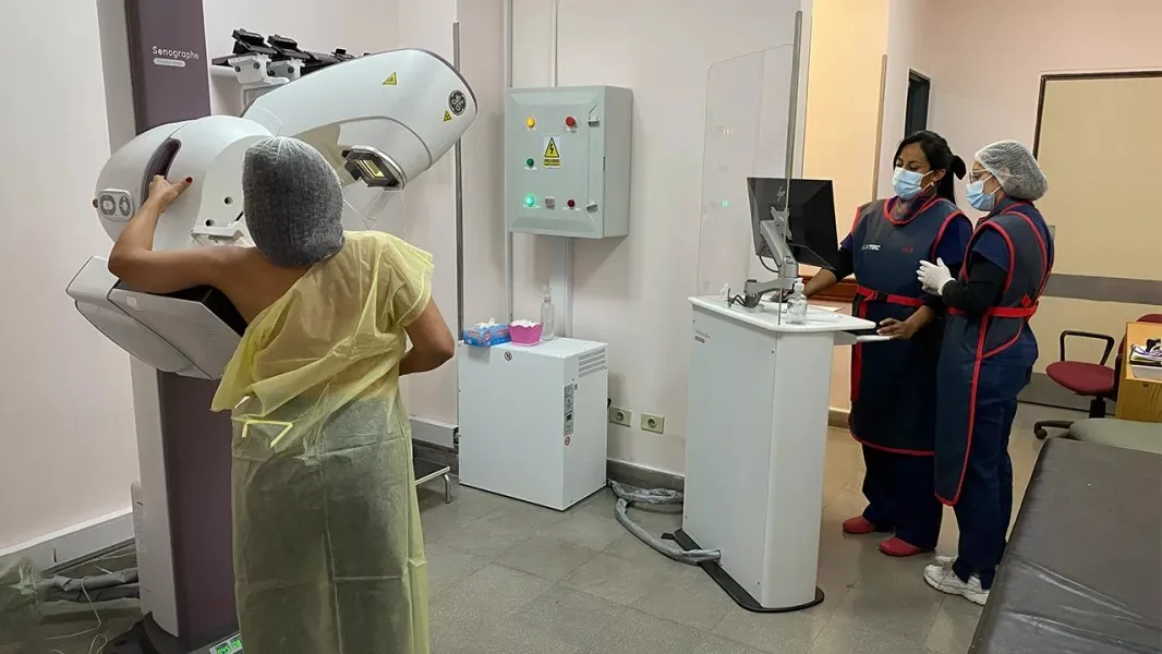 Una paciente se realiza una mamografía en el hospital Materno Infantil de Salta, asistida por dos técnicas