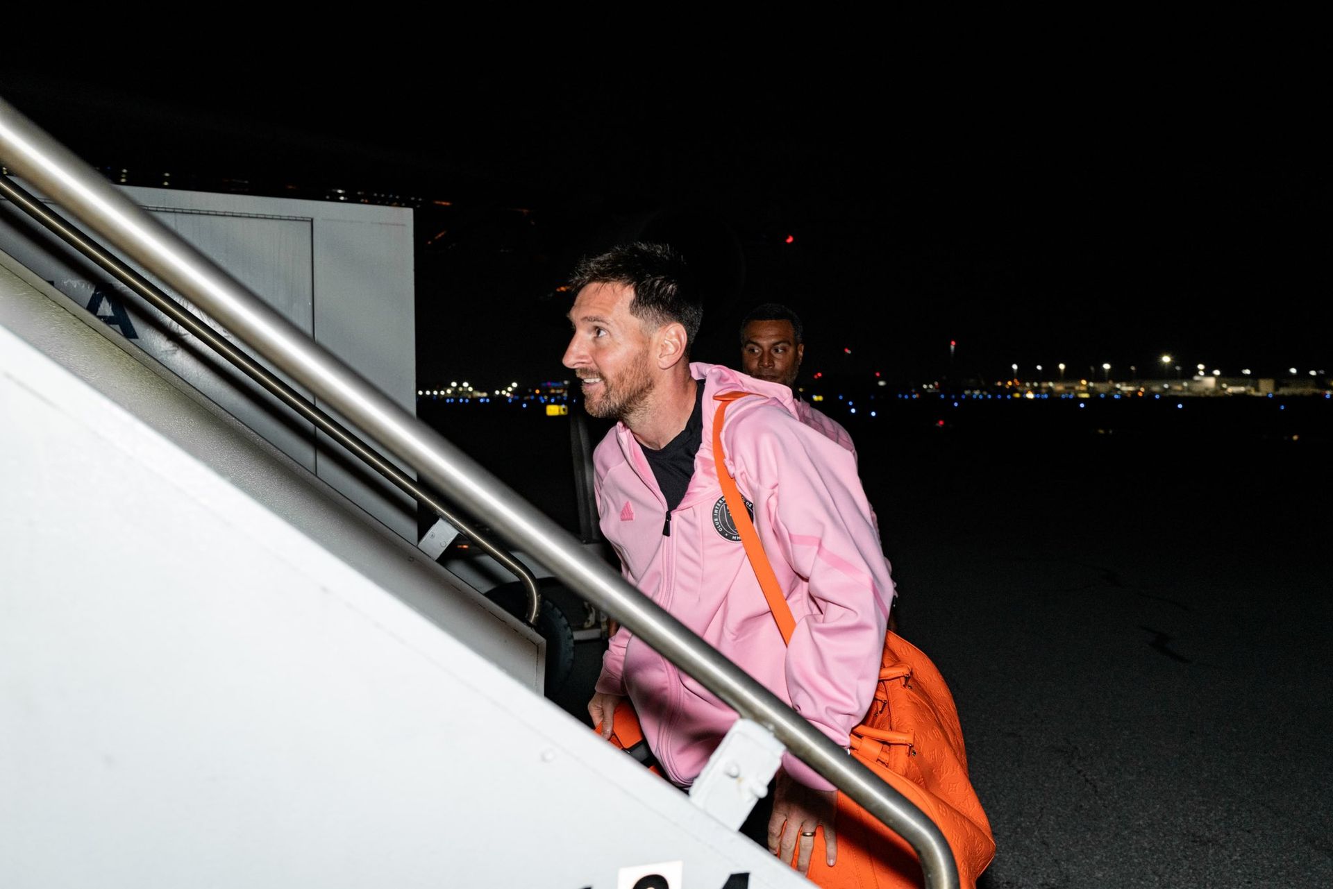 por la pretemporada messi partio rumbo a arabia saudita para enfrentar a cristiano ronaldo