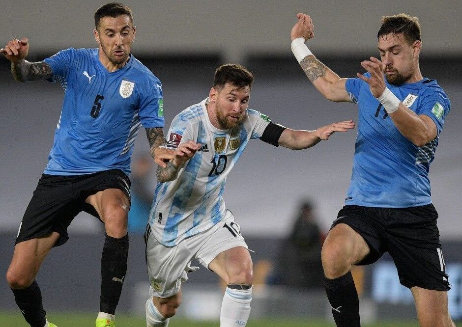 argentina recibe al uruguay de bielsa en la bombonera en busca de mantener el invicto