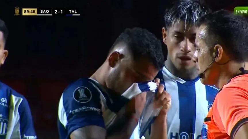 escandalo en san pablo vs talleres denuncia por xenofobia y lagrimas de navarro