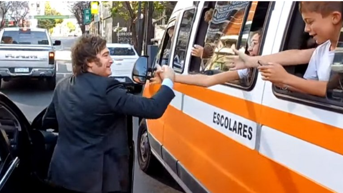 en plena calle milei saludo a un grupo de chicos video