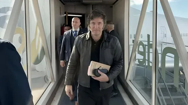 javier milei arribo a bolivia para participar de la asuncion del nuevo presidente rodrigo paz