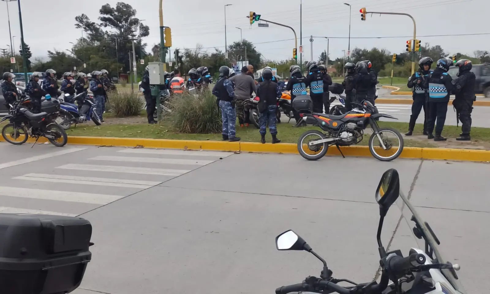 picadas ilegales detienen a diez motociclistas en operativos simultaneos en salta y animana