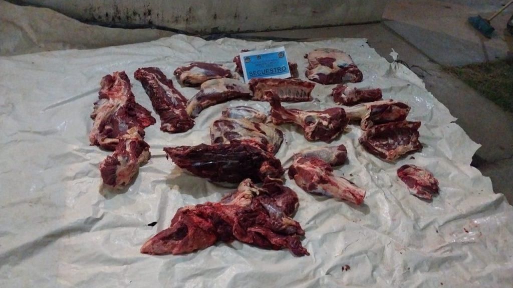 las lajitas un abuelo llevaba 70 kg de carne en la caja de una camioneta
