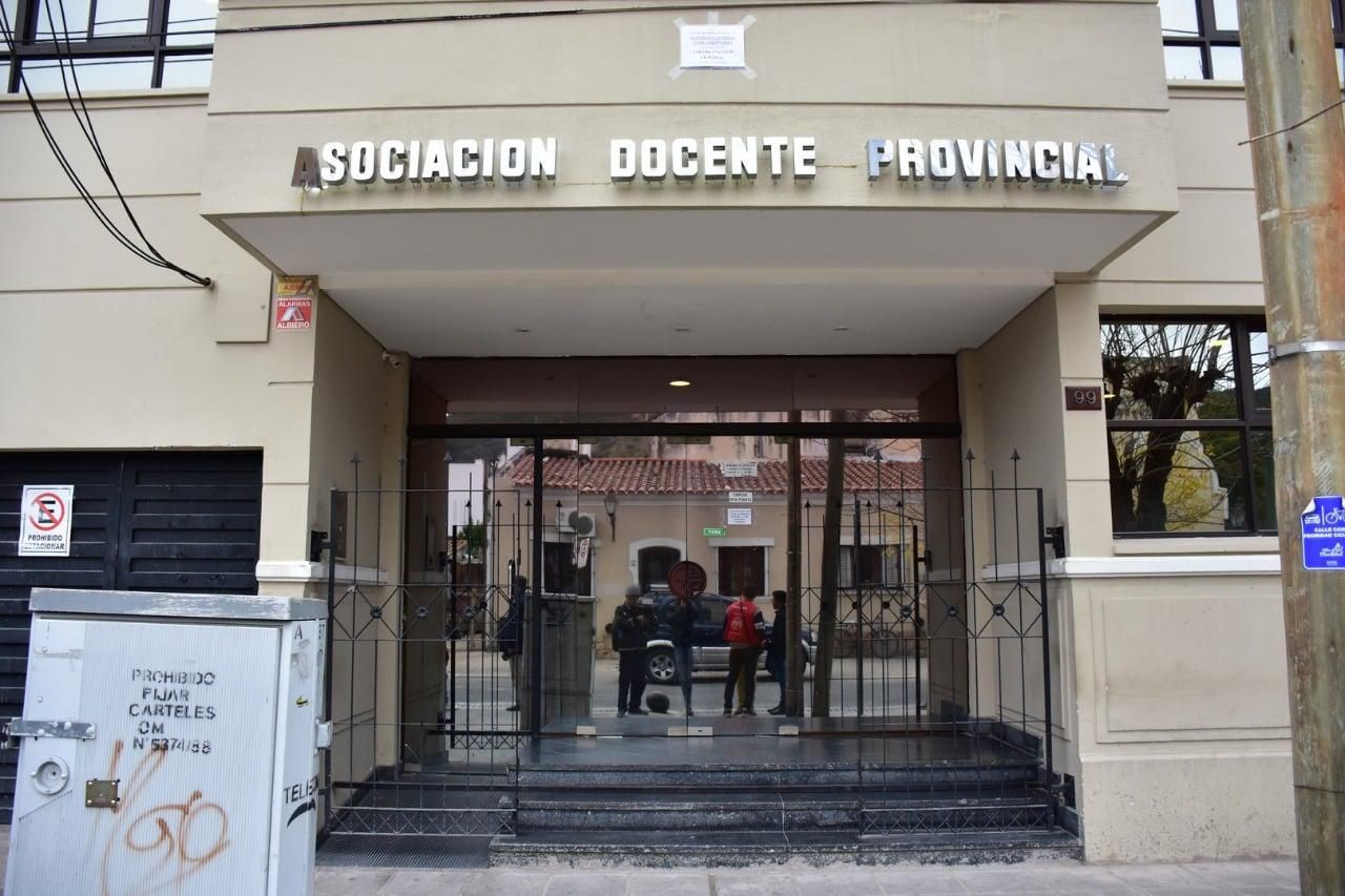 adp suspendio el paro tras la decision de diputados de postergar la reforma del estatuto docente