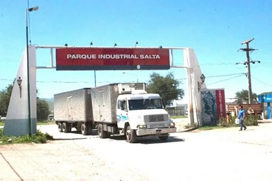 incendio en parque industrial un guardia uso 15 matafuegos para evitar un desastre
