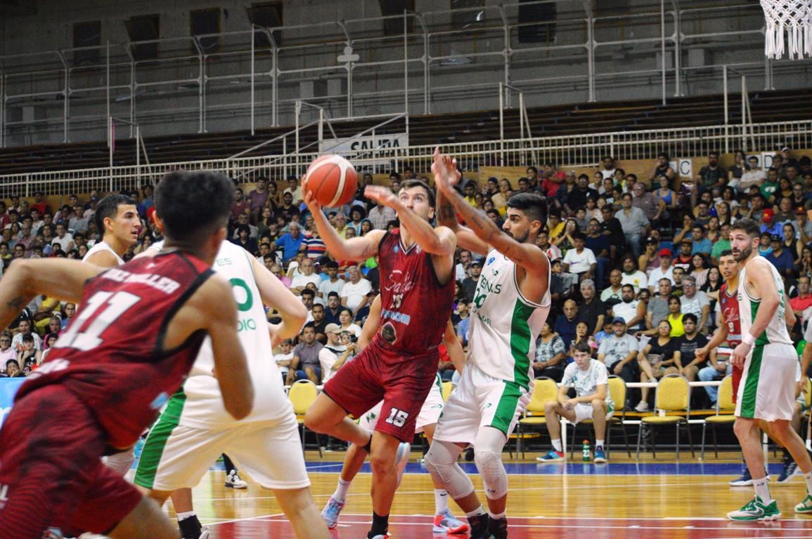 salta basket presento batalla contra atenas pero no le alcanzo para ganar