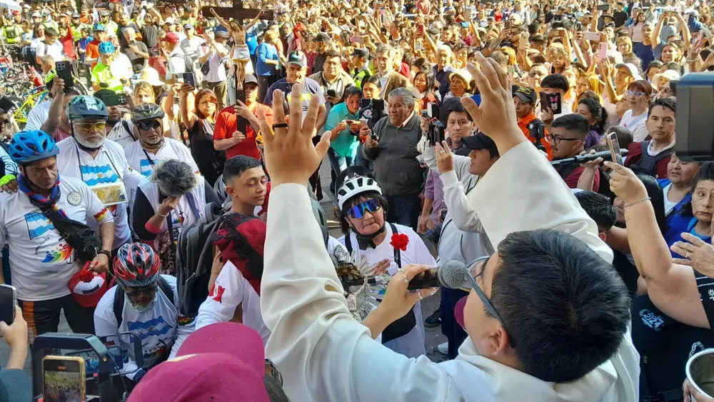 milagro salteno llegaron a la catedral los biciperegrinos de peru
