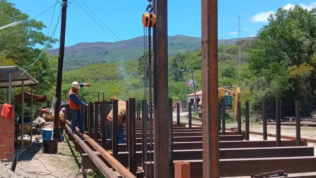 avanza la construccion del tercer tramo del puente bailey que une los toldos con bolivia