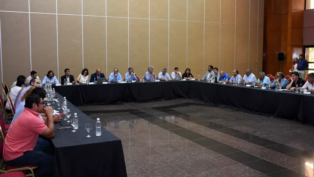 el gobierno convoco a paritarias y los gremios van por la recuperacion salarial