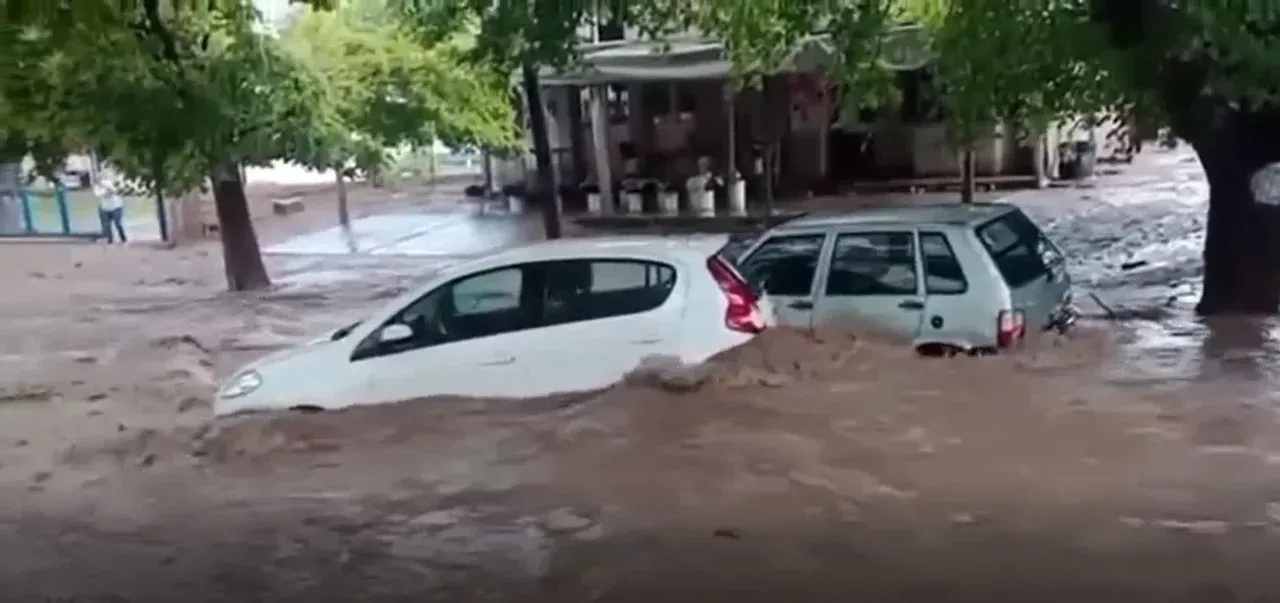 fuerte temporal azoto a mendoza la crecida casi se lleva a tres ninos
