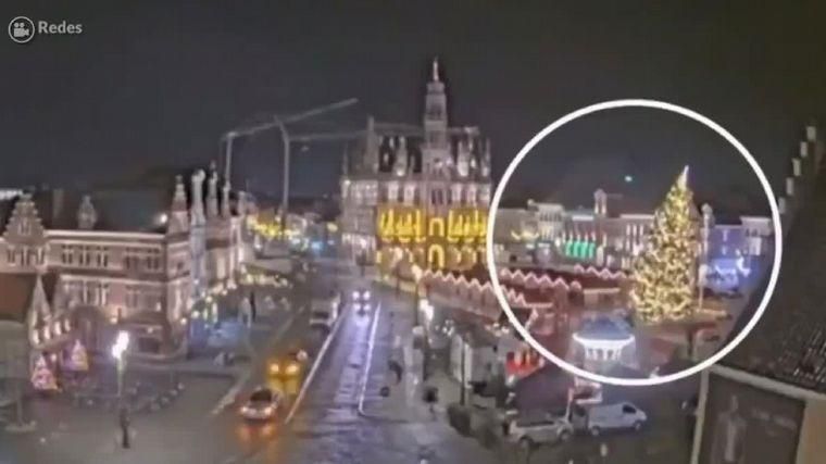 festejo fatal cayo un arbol de navidad enorme y mato a una abuela video