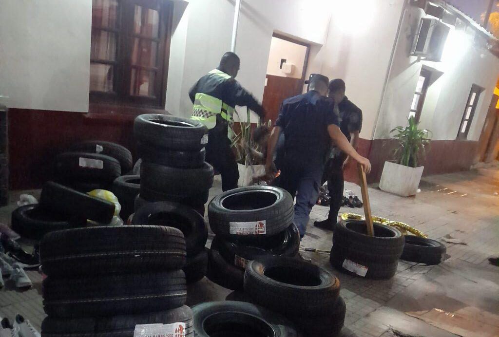 j v gonzalez secuestraron un cargamento millonario de neumaticos y zapatillas