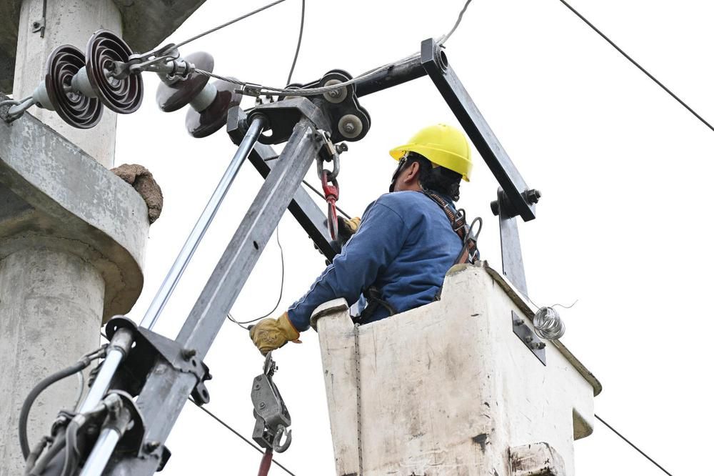 se restablecio el suministro electrico en chicoana tras una falla por caida de un arbol