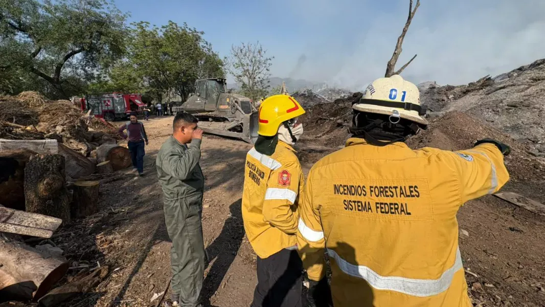 san lorenzo sigue el operativo para sofocar el incendio en la planta de compostaje