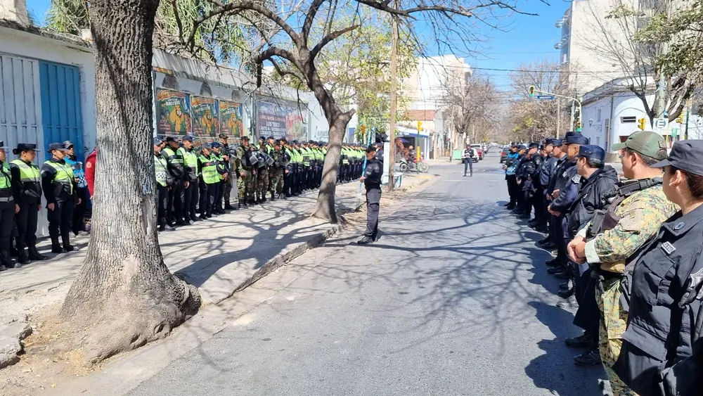 despliegan mas de 300 policias para el partido entre gimnasia y tiro y los andes