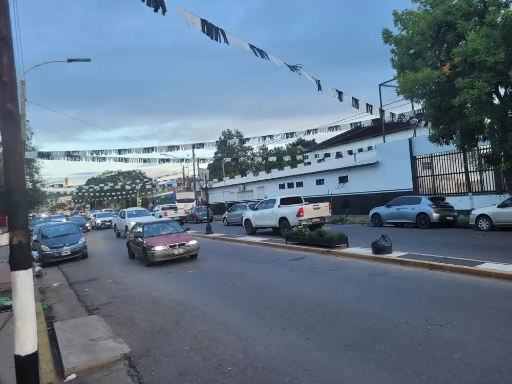 105 aniversario de central norte buscan a hinchas que rompieron un auto durante los festejos