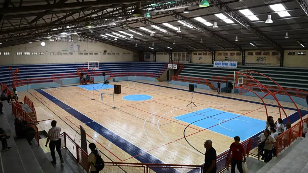 metan inauguro un piso flotante profesional en su complejo deportivo municipal