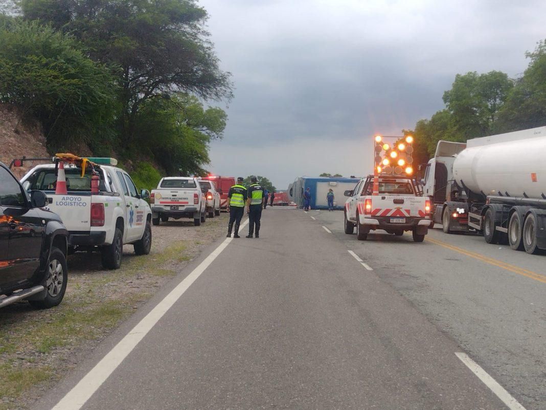 choque fatal entre un camion y un colectivo dejo tres muertos esta madrugada