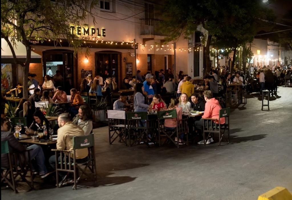 un borracho casi provoca una tragedia en un conocido bar del paseo guemes