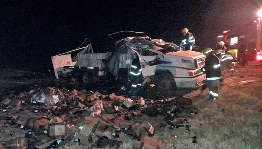 intento esquivar un animal en la ruta y termino volcando con mas de 400 cajas de vino se las robaron
