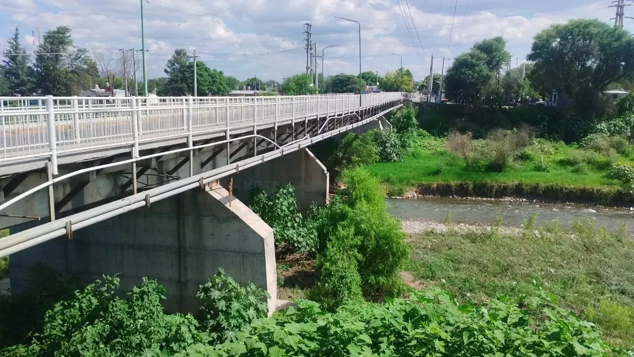 demoleran el viejo puente de santa lucia y construiran una nueva estructura sobre el rio arias