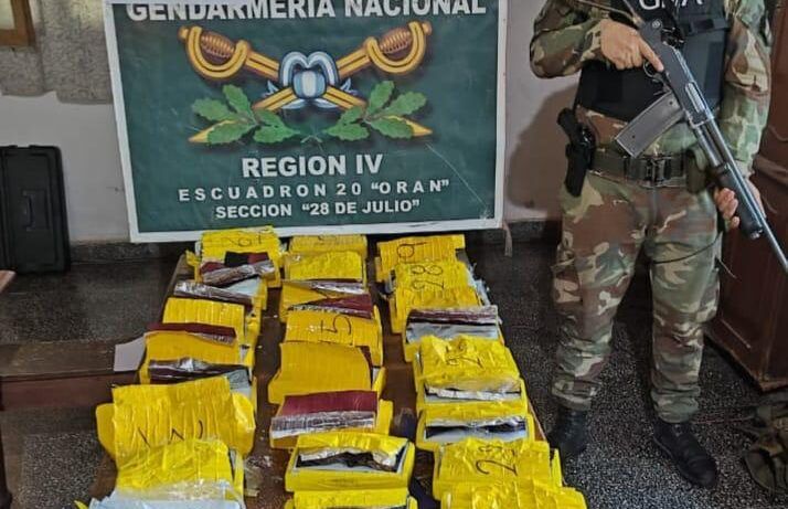 oran encontraron mas de 30 kilos de cocaina abandonados en un colectivo publico