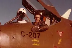 Murió Carlos Rinke, el piloto de Malvinas al que sus compañeros llamaban "el numeral de hierro"
