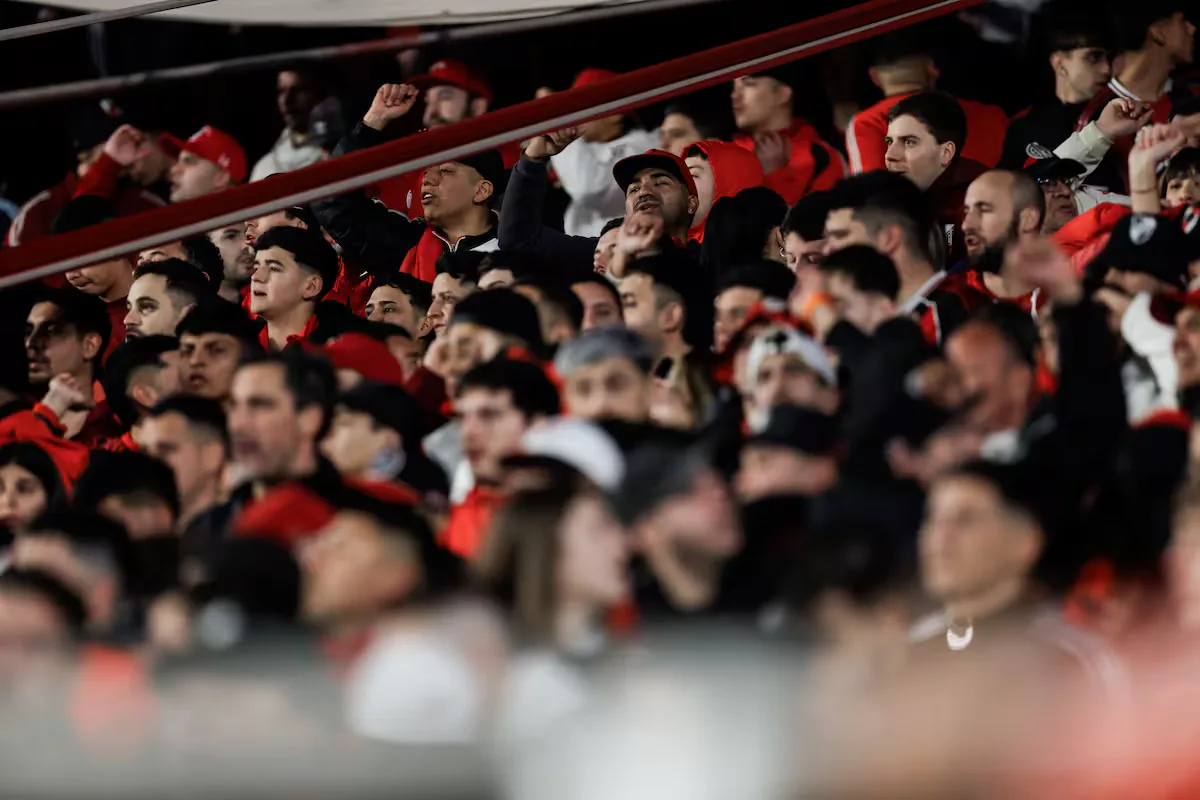 Un hincha de River murió tras la eliminación en la Copa Sudamericana: sufrió un paro cardíaco en el Monumental