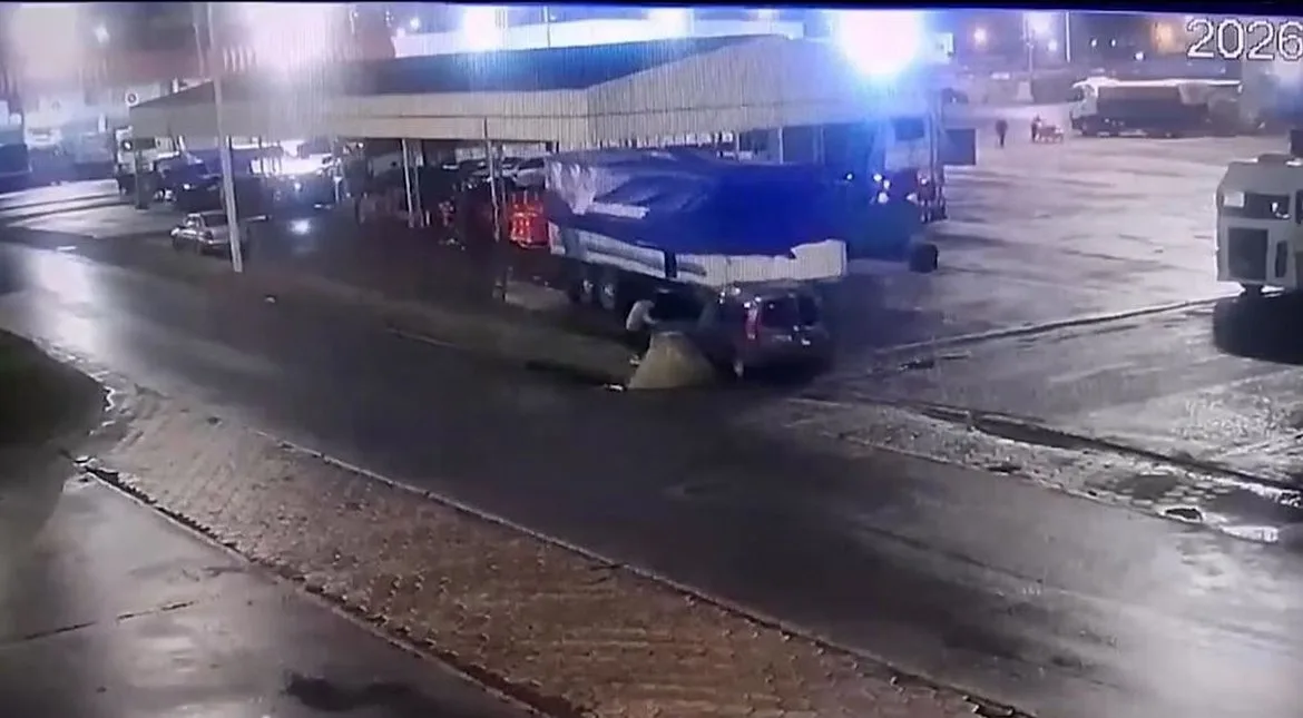 Murió una joven aplastada por un acoplado que se soltó solo en el Mercado Central de Buenos Aires