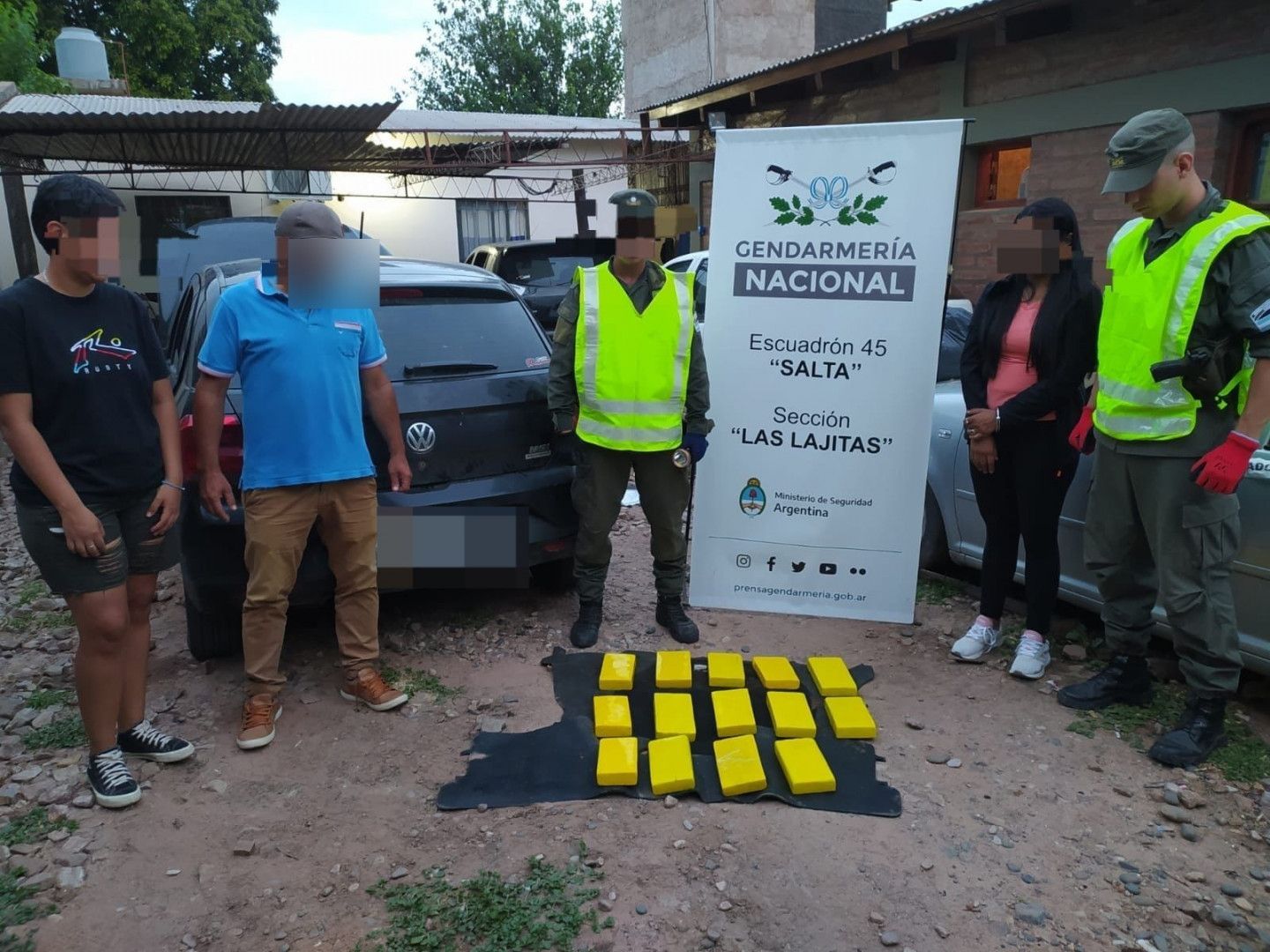 secuestraron 20 kilos de cocaina que intentaban pasar en dos controles