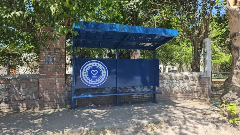 el municipio avanza con la instalacion de paradores mas comodos y seguros