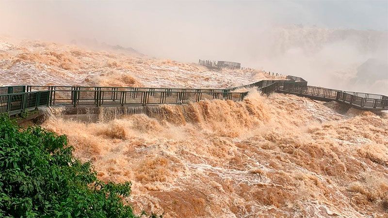 un feroz temporal arraso con las pasarales de las cataratas del iguazu y tuvieron que cerrarlas video