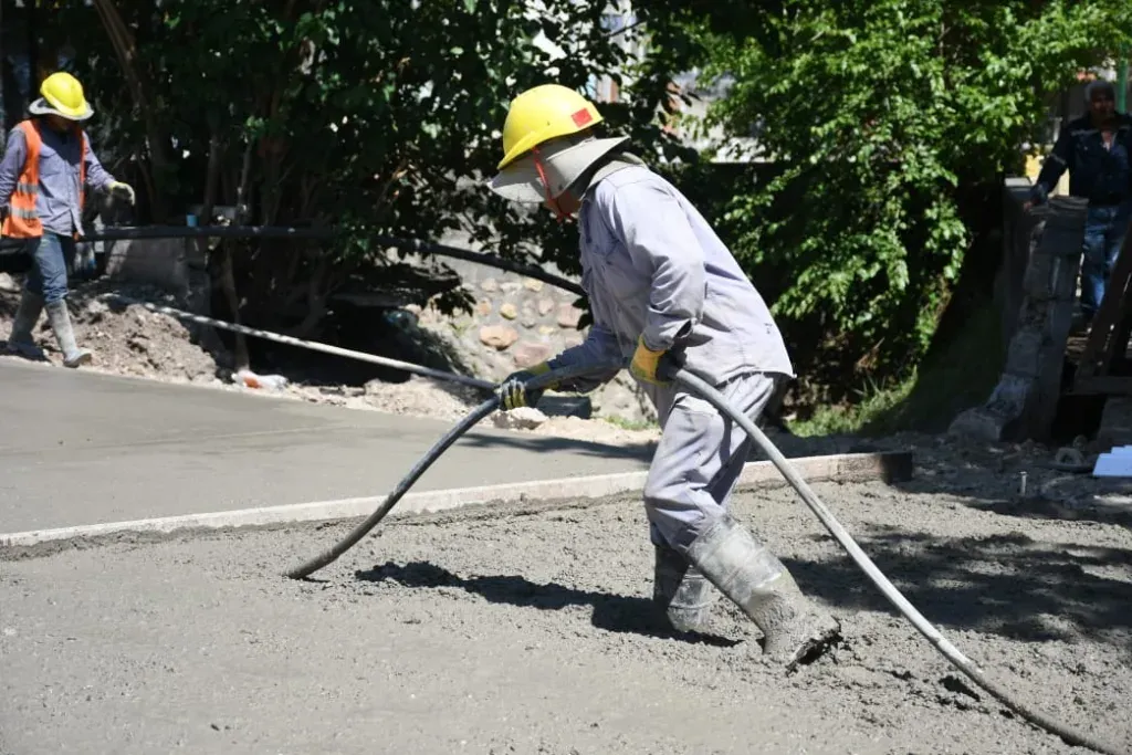 avanzan las obras del canal cnel vidt nuevo hormigon en olavarria y san martin para prevenir inundaciones