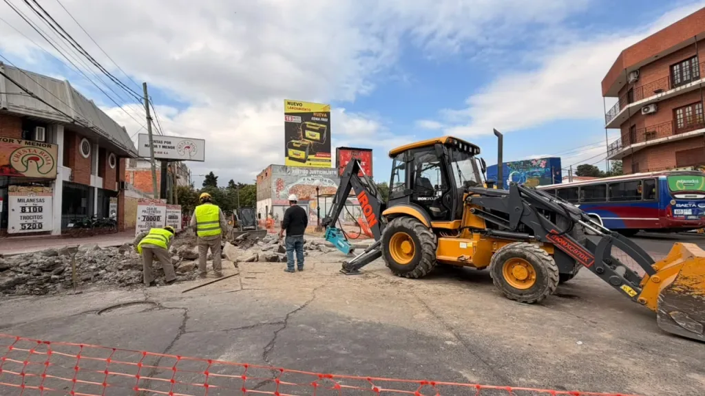 La Municipalidad puso en marcha obras de bacheo profundo en el cruce de avenida Jujuy y pasaje Baigorria