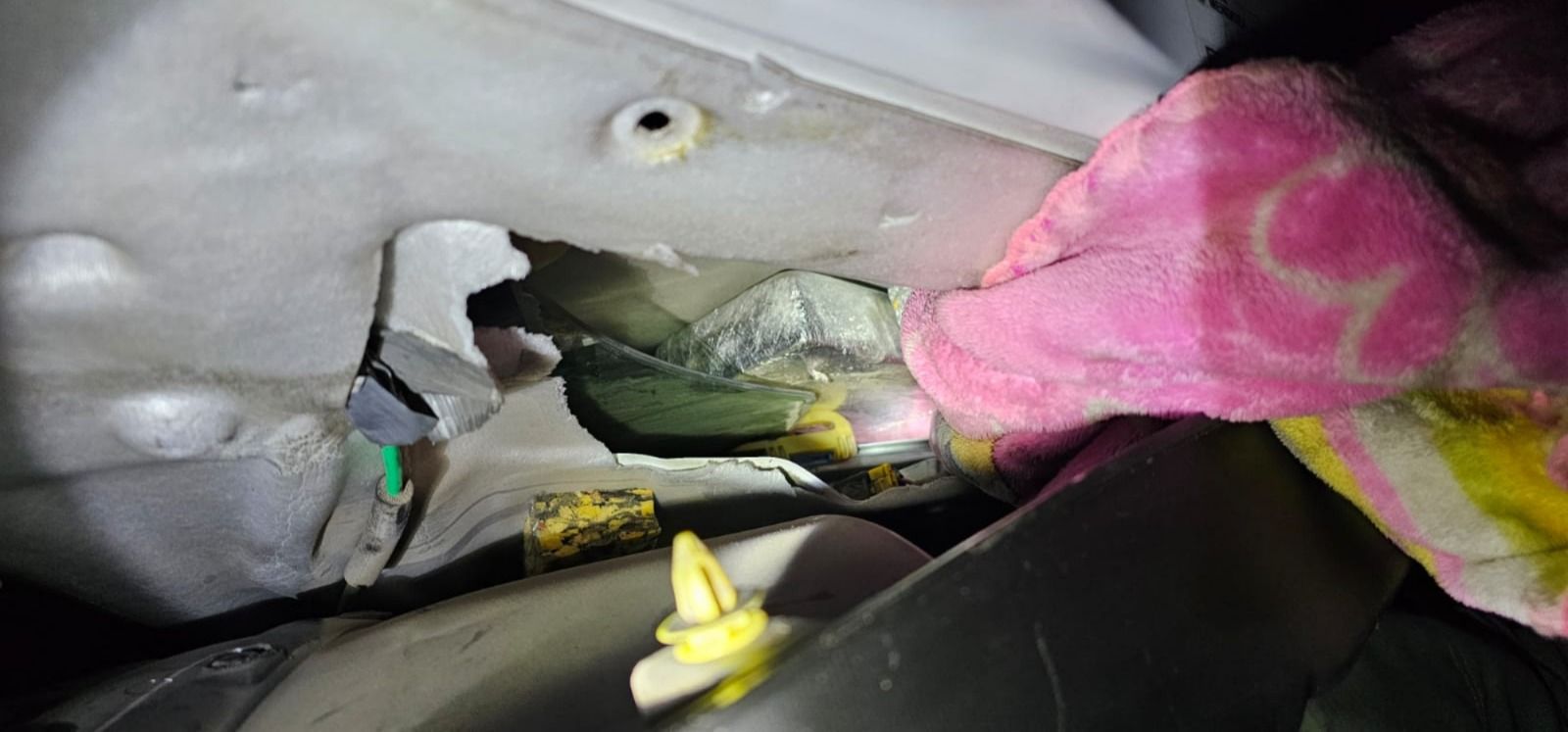 ocultaban mas de 13 kilos de cocaina en el interior de las puertas traseras de un auto