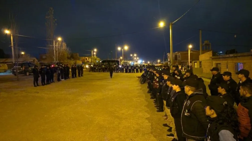 Efectivos de la Policía de Salta formados de noche en una calle de barrio antes de un operativo preventivo en Capital
