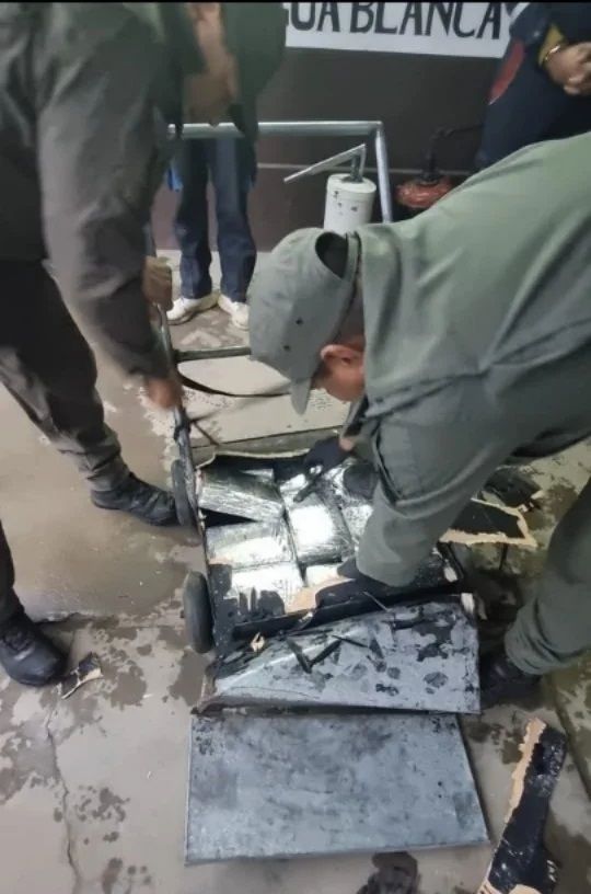 aguas blancas colombianos detenidos con varios kilos de marihuana