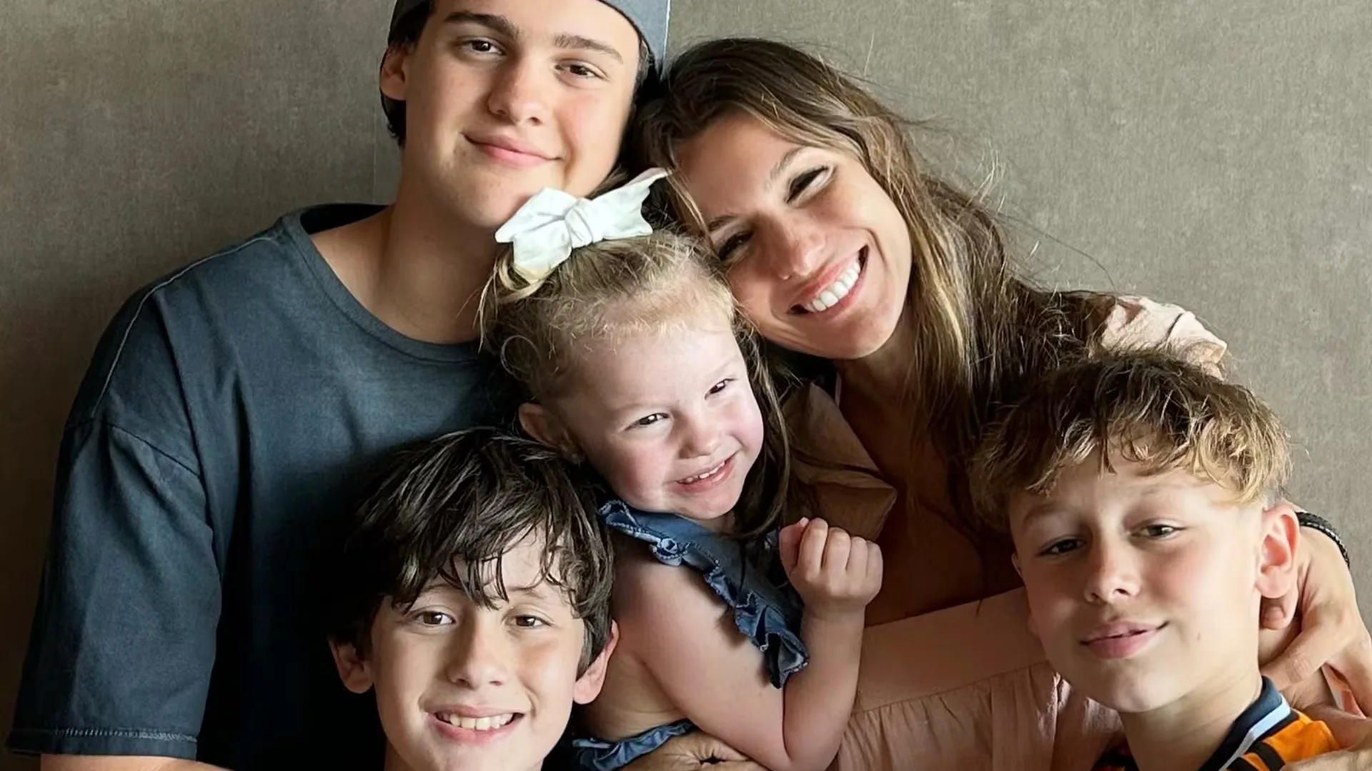 Pampita juntó a sus cuatro hijos para el Día de la Madre y García Moritán le dejó un saludo que se hizo viral