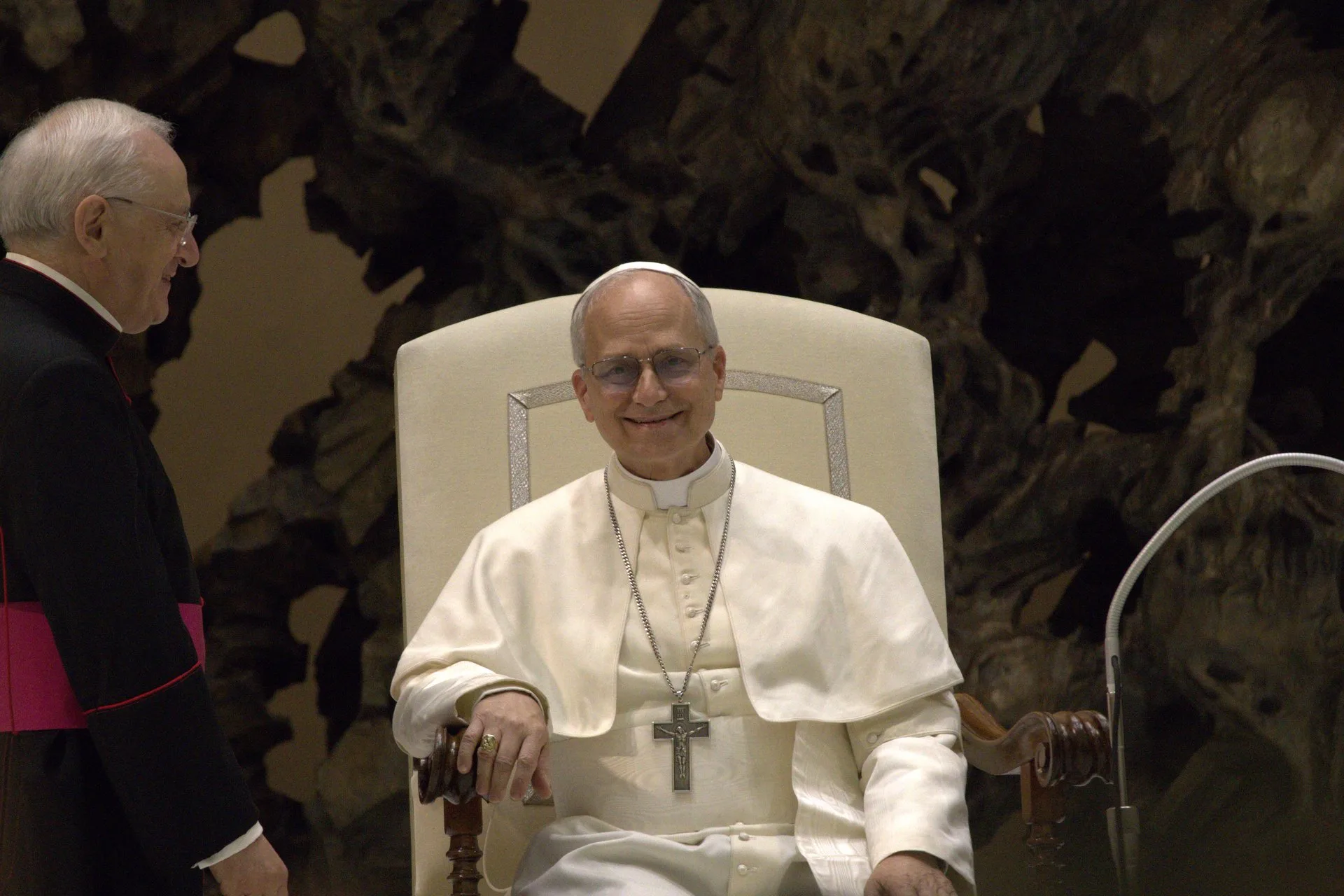 El papa León XIV, sentado en el Aula Pablo VI durante una audiencia con la prensa