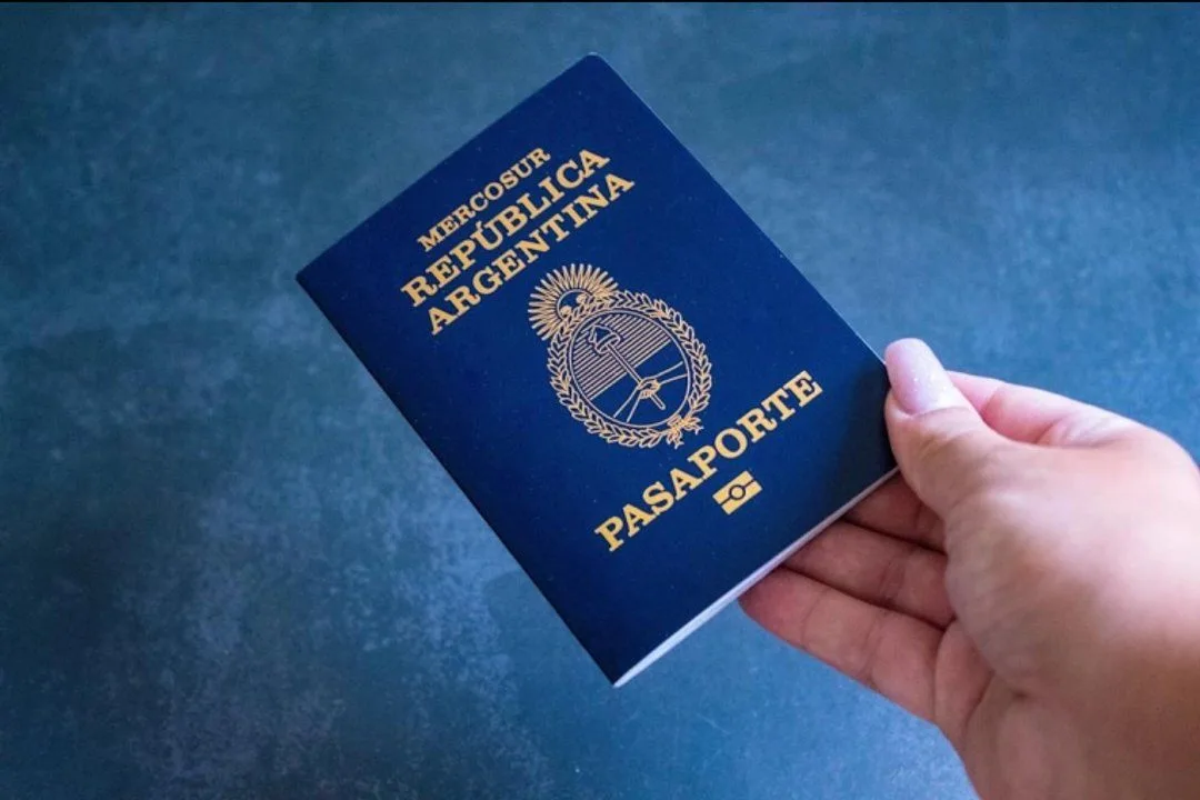 Pasaporte argentino en la mano de una persona