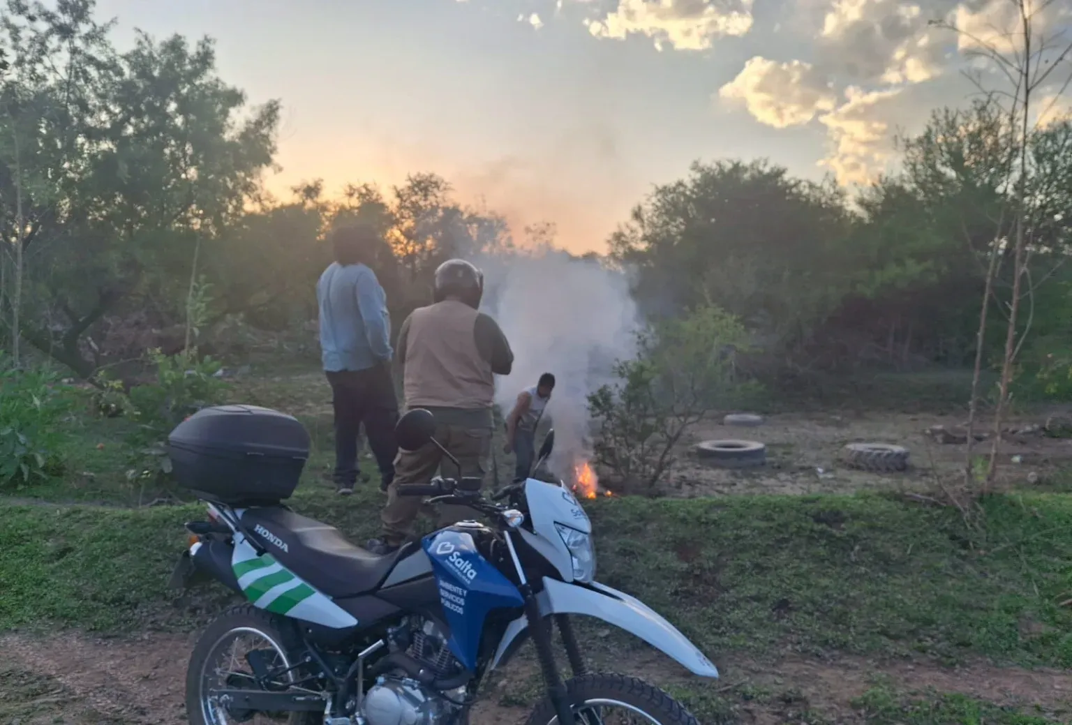 sancionaron a diez personas por arrojar residuos y quemar basura en la via publica